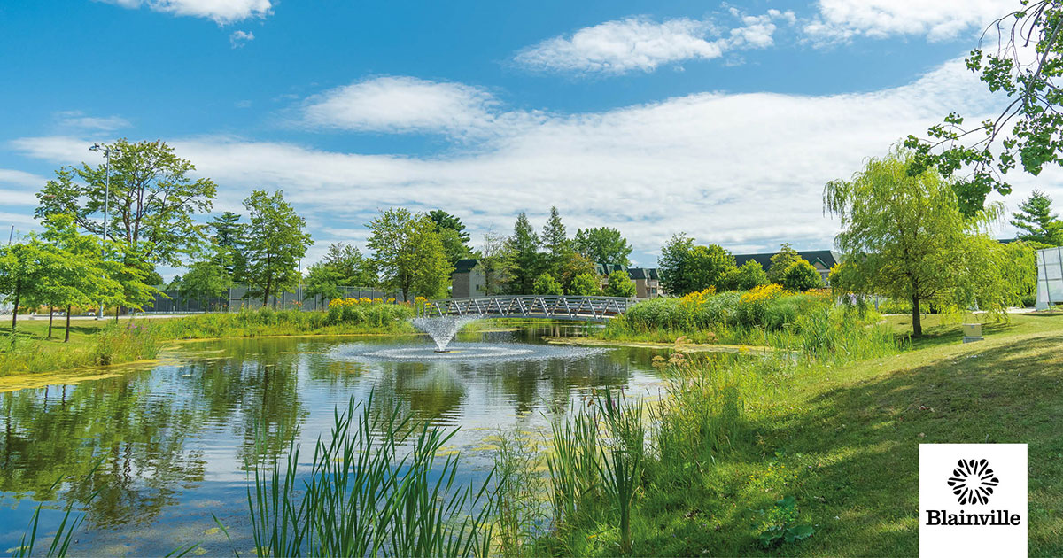 Bassin et passerelle dans un parc de Blainville