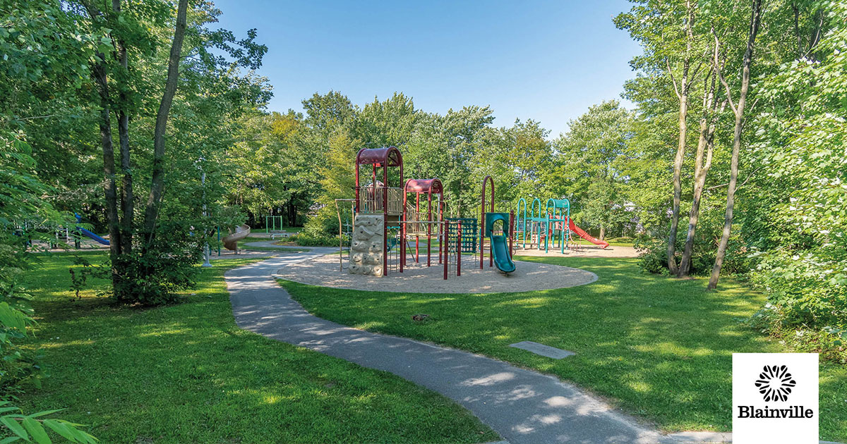 Module de jeux et sentier boisé à Blainville