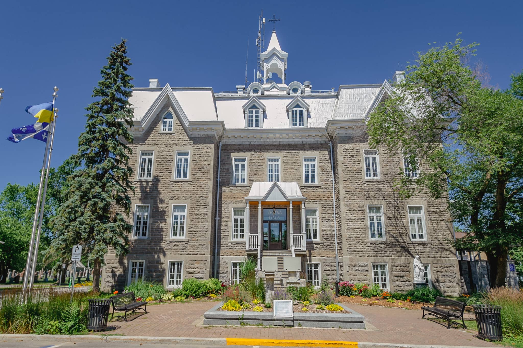 Hôtel de ville de Sainte-Anne-des-Plaines